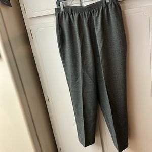 NWT ALFRED DUNNER “Board Room” Proportioned short dress pants. Size 18. Grey.